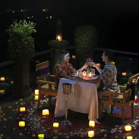 Pramana Watu Kurung Hotel Ubud Exterior foto A romantic dinner at a resort