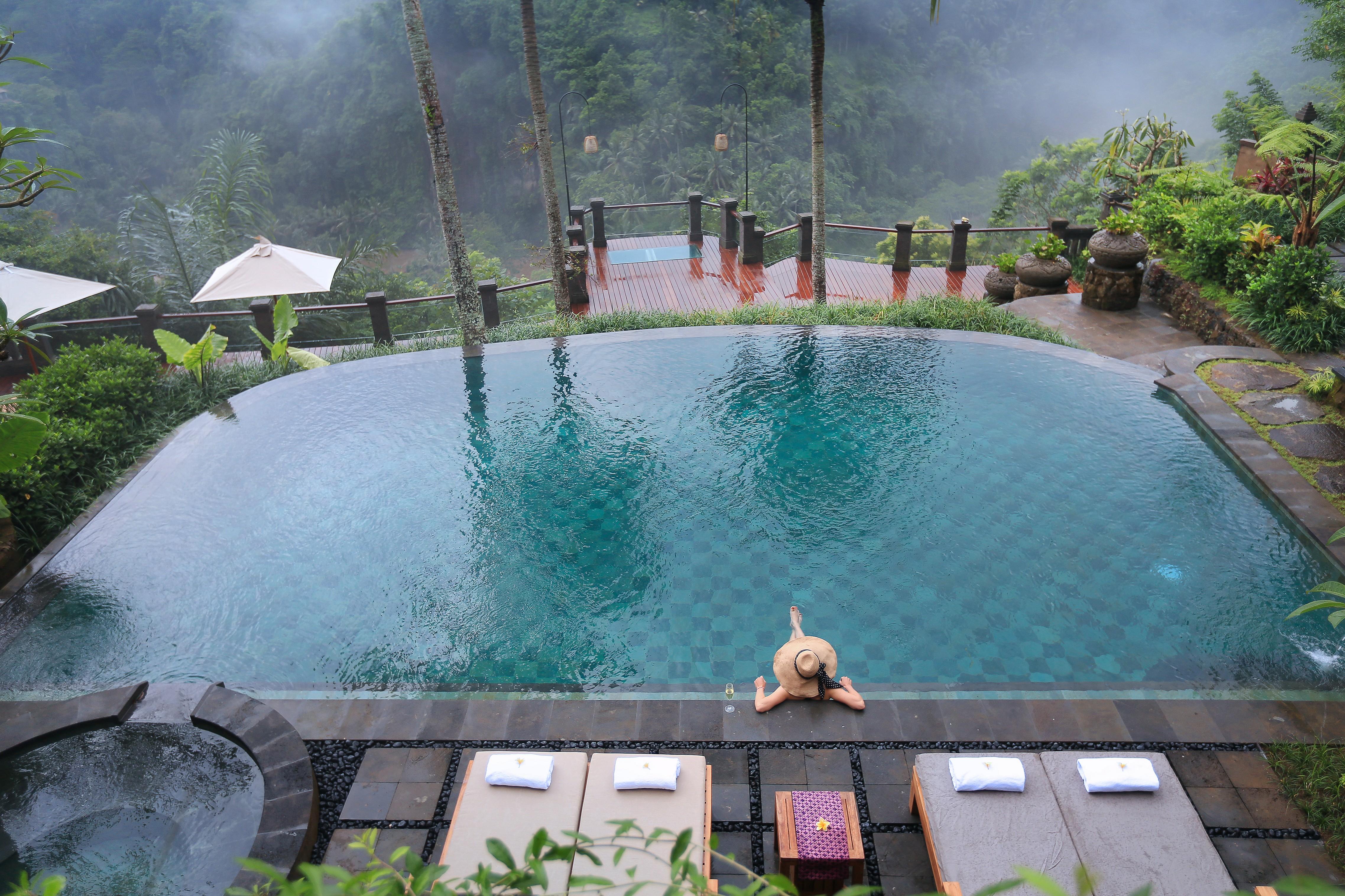 Pramana Watu Kurung Hotel Ubud Exterior foto An infinity pool in Bali, Indonesia