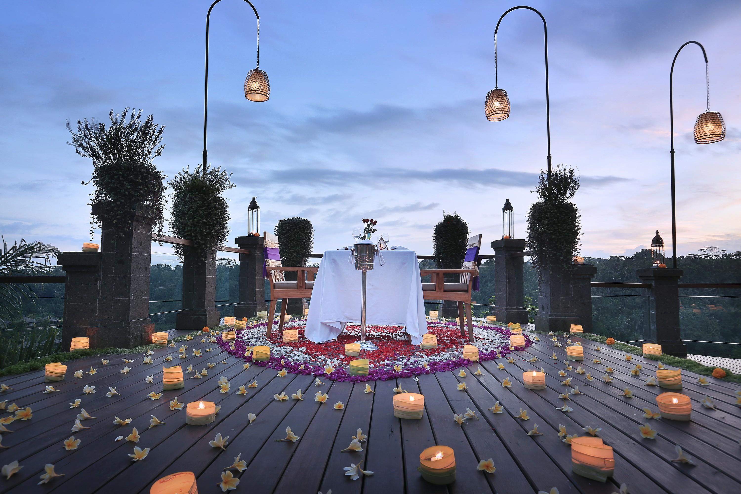 Pramana Watu Kurung Hotel Ubud Exterior foto Romantic dinner at the hotel
