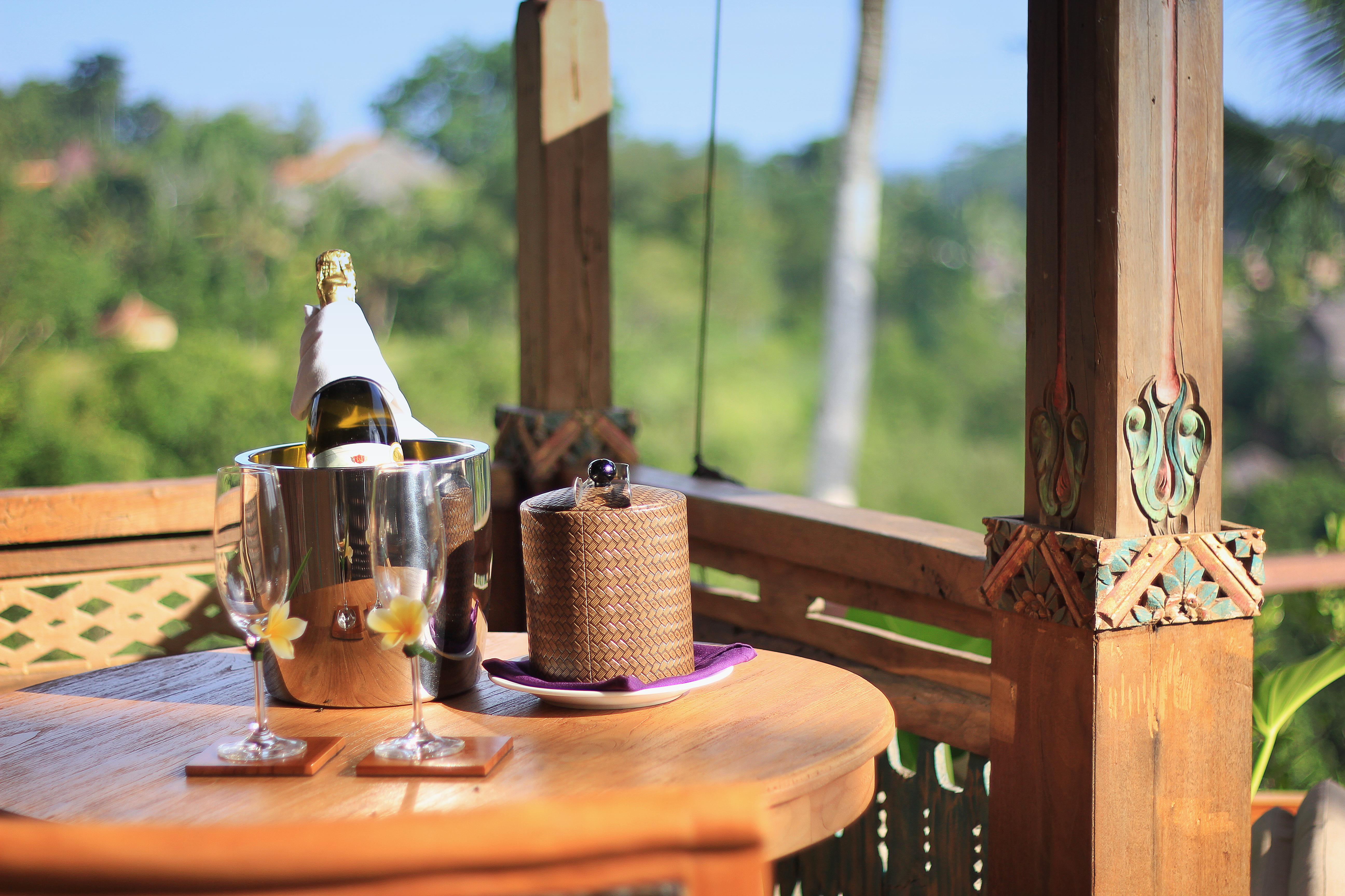 Pramana Watu Kurung Hotel Ubud Exterior foto A bottle of wine in a wine cooler