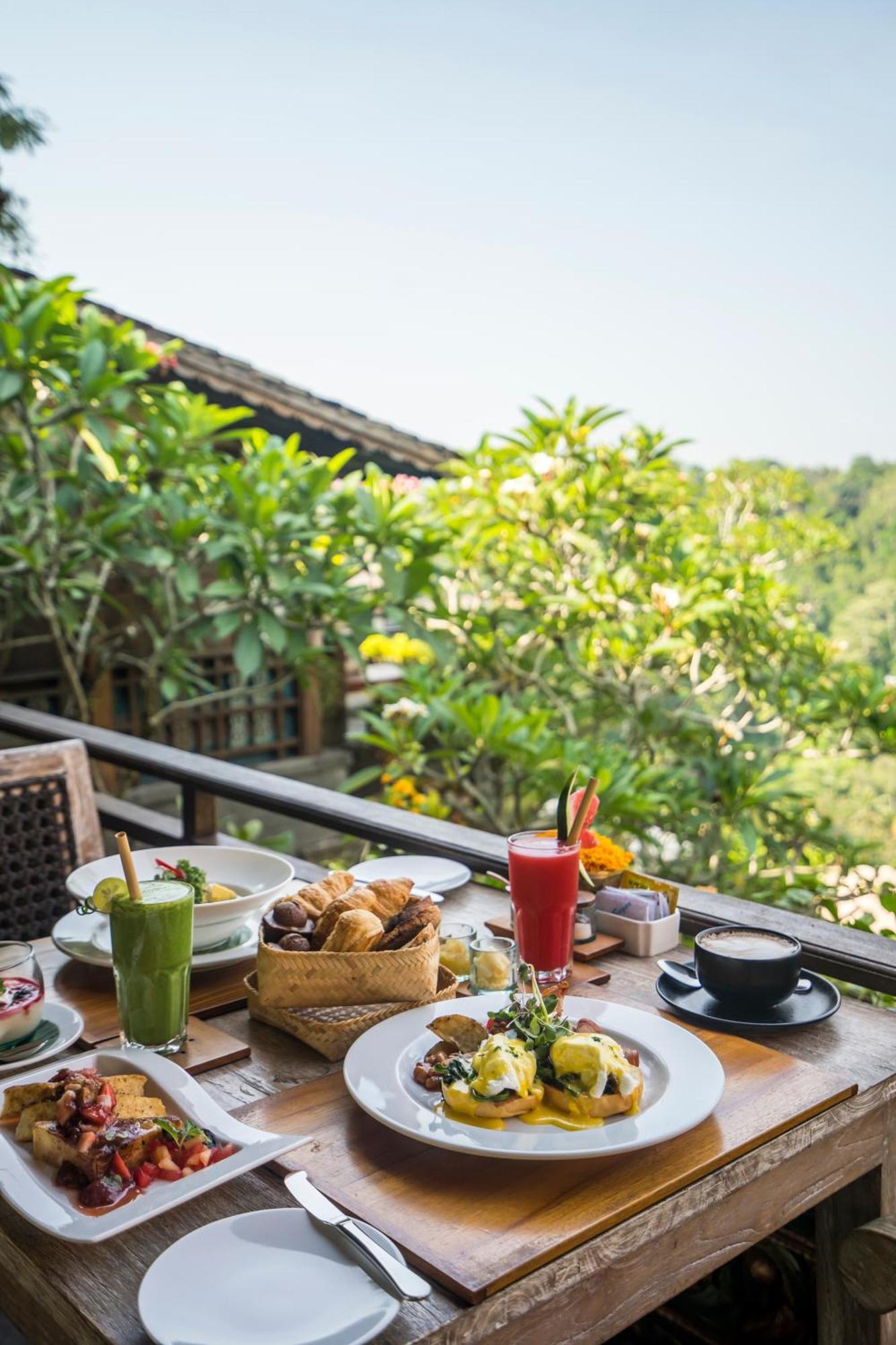 Pramana Watu Kurung Hotel Ubud Exterior foto Breakfast at the restaurant