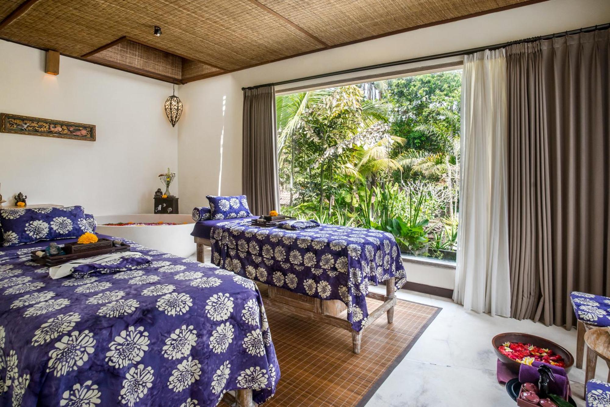 Pramana Watu Kurung Hotel Ubud Exterior foto A spa treatment room at a resort in Bali, Indonesia