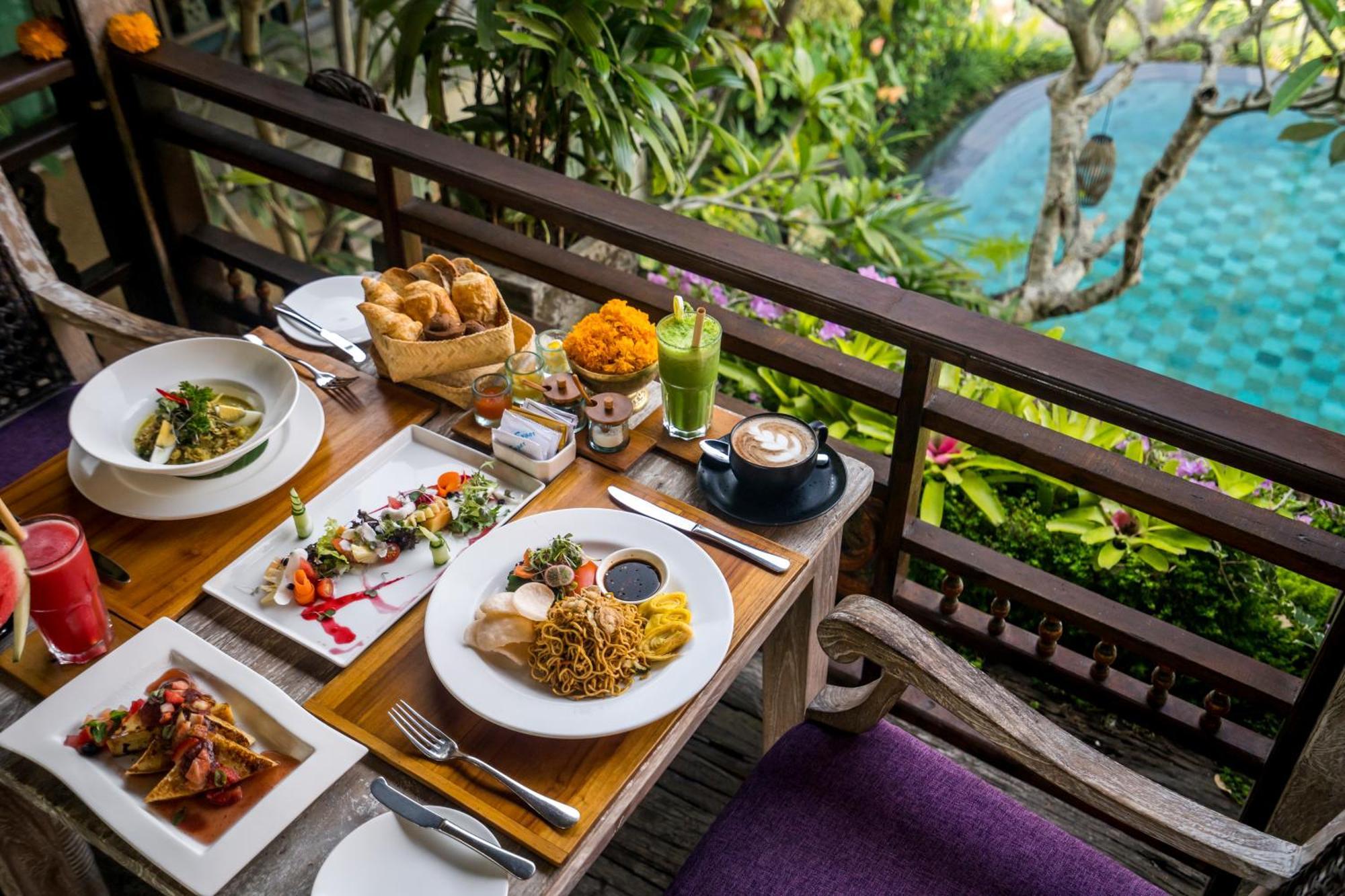 Pramana Watu Kurung Hotel Ubud Exterior foto A selection of dishes at the restaurant