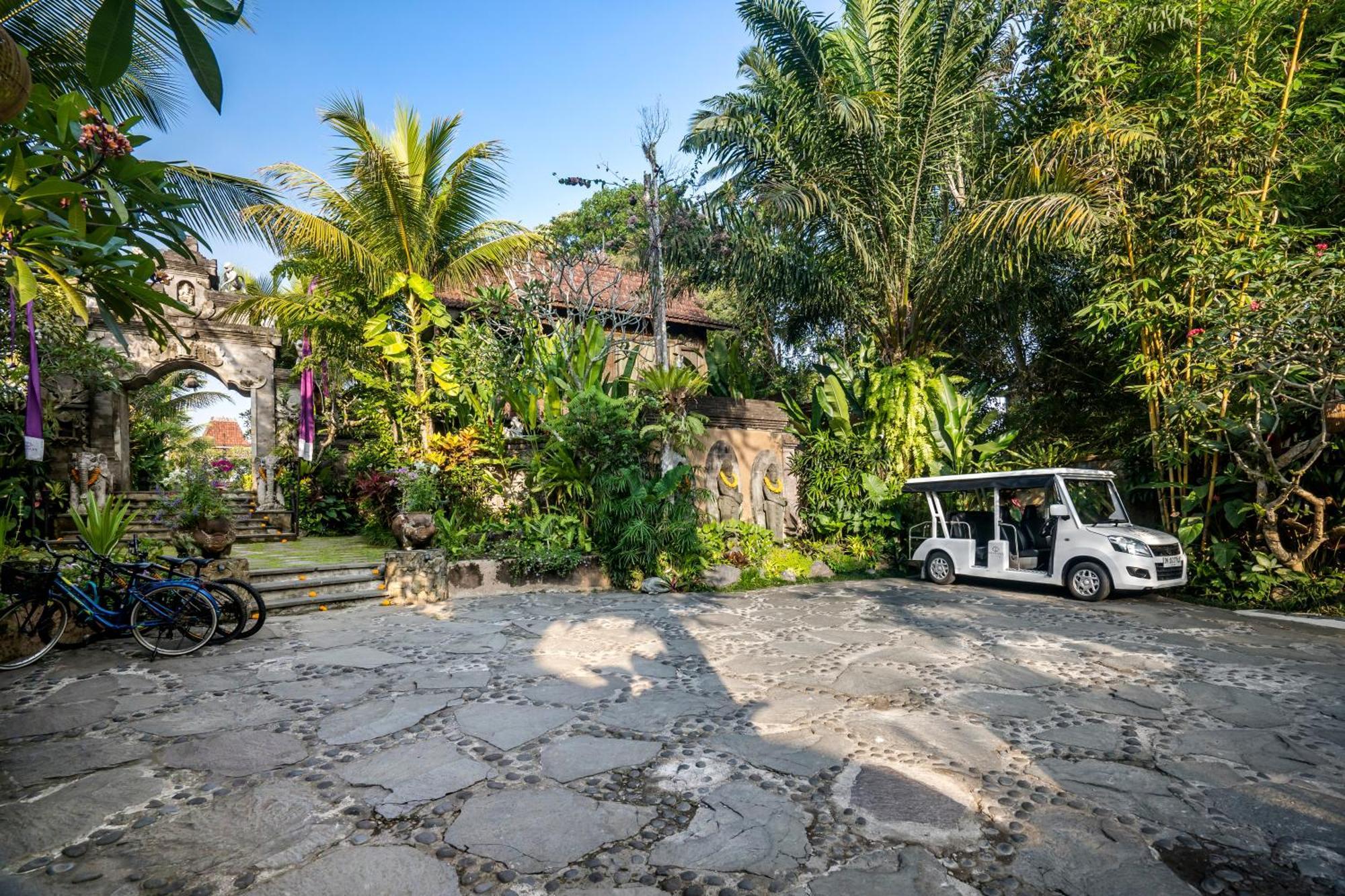 Pramana Watu Kurung Hotel Ubud Exterior foto The resort's golf cart