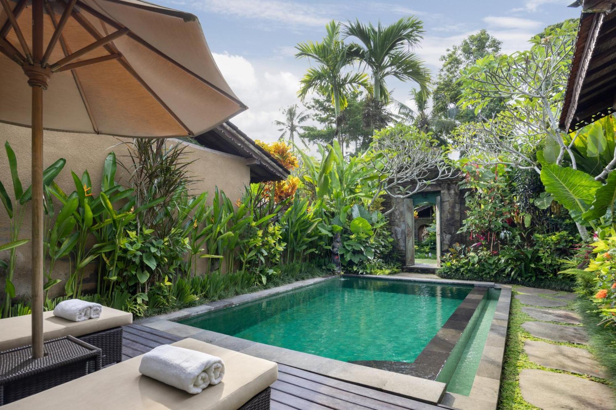 Pramana Watu Kurung Hotel Ubud Exterior foto A private pool at a hotel in Bali, Indonesia
