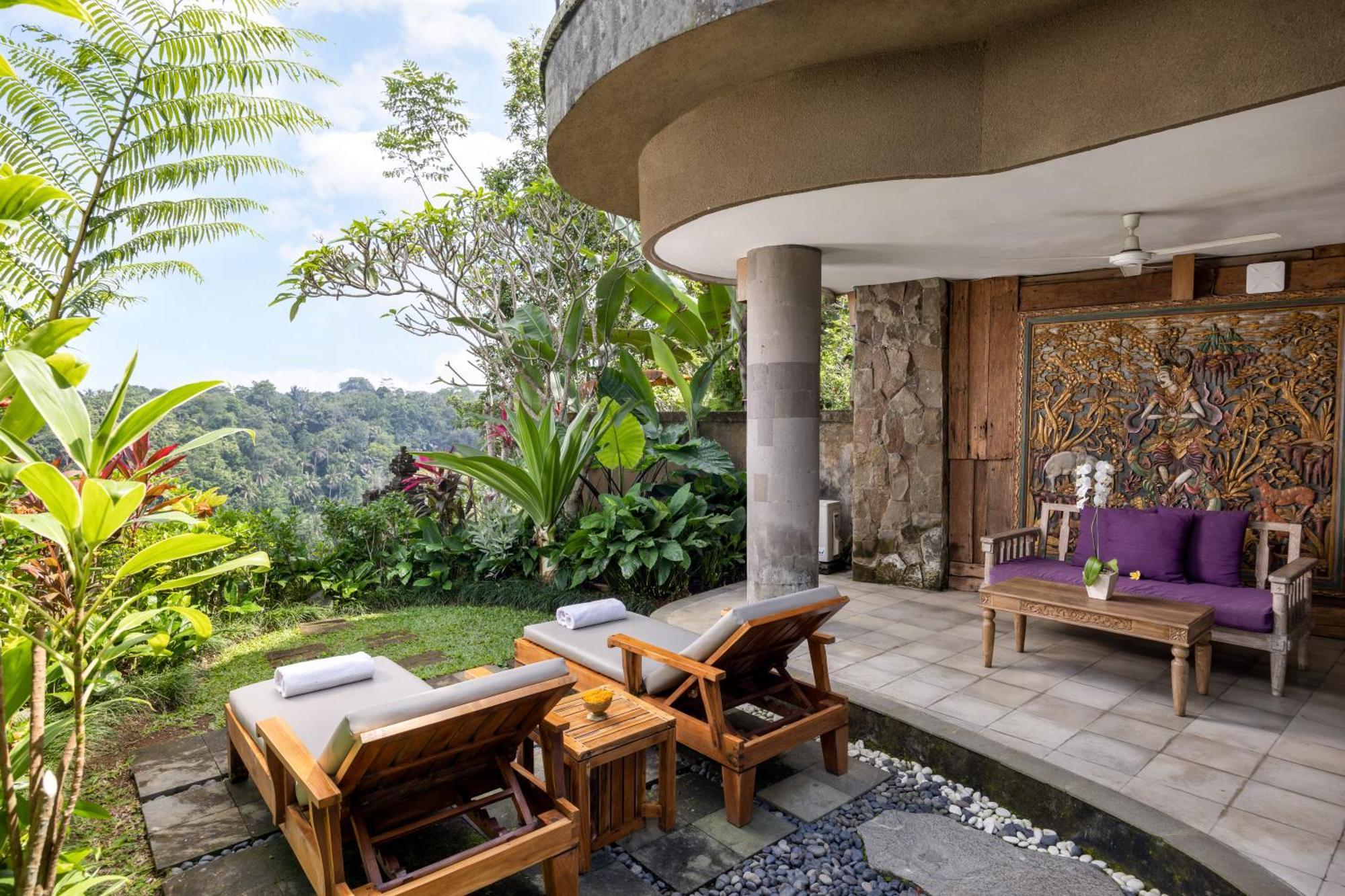 Pramana Watu Kurung Hotel Ubud Exterior foto The private garden of a suite at the resort
