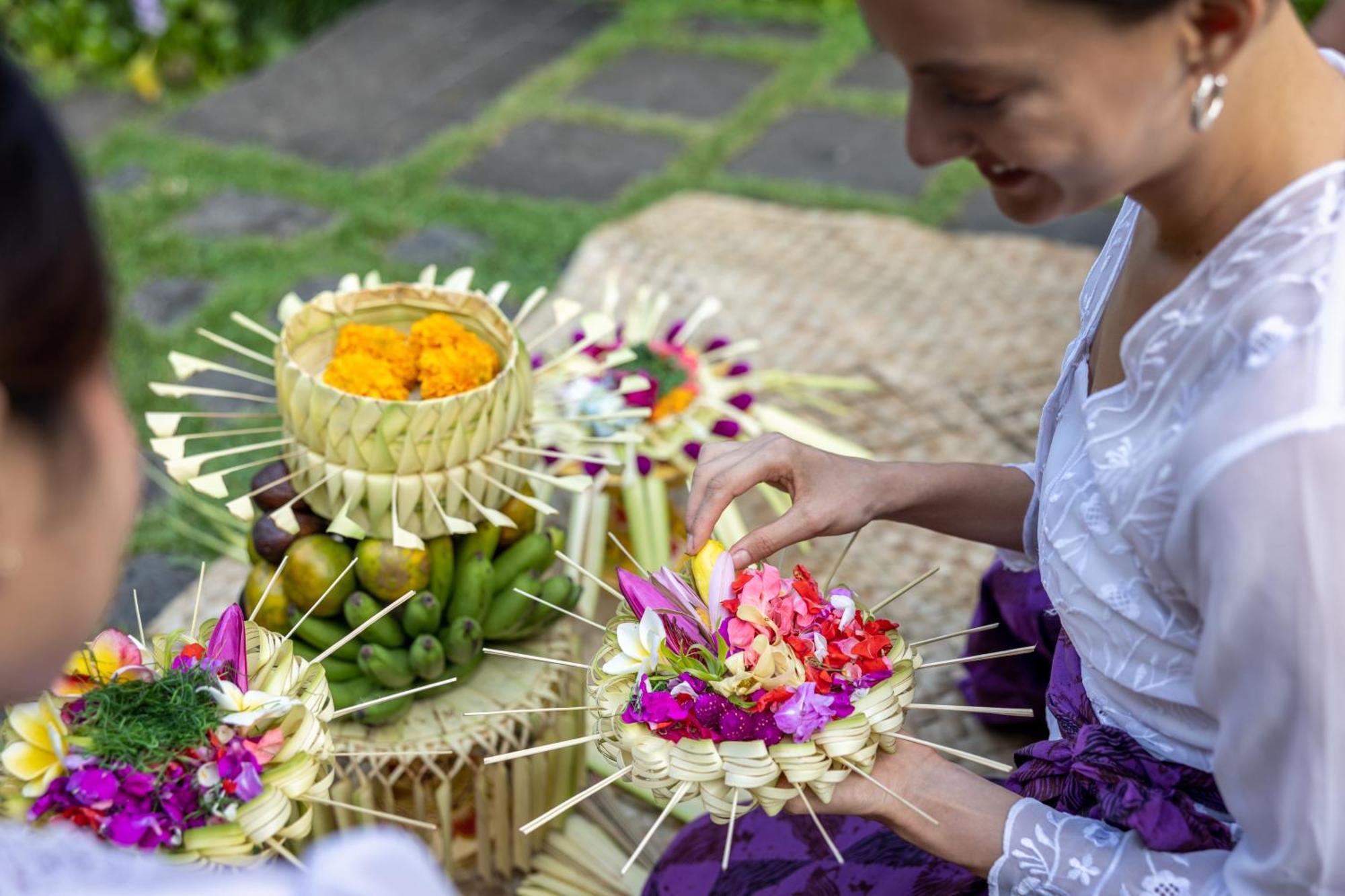 Pramana Watu Kurung Hotel Ubud Exterior foto Flower offerings