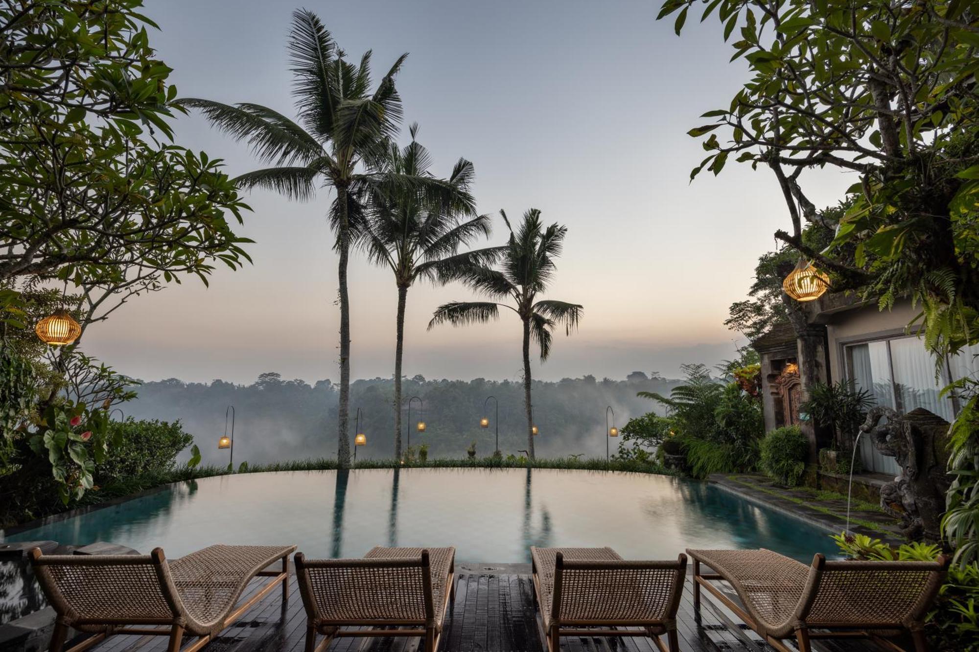 Pramana Watu Kurung Hotel Ubud Exterior foto View of the resort's infinity pool