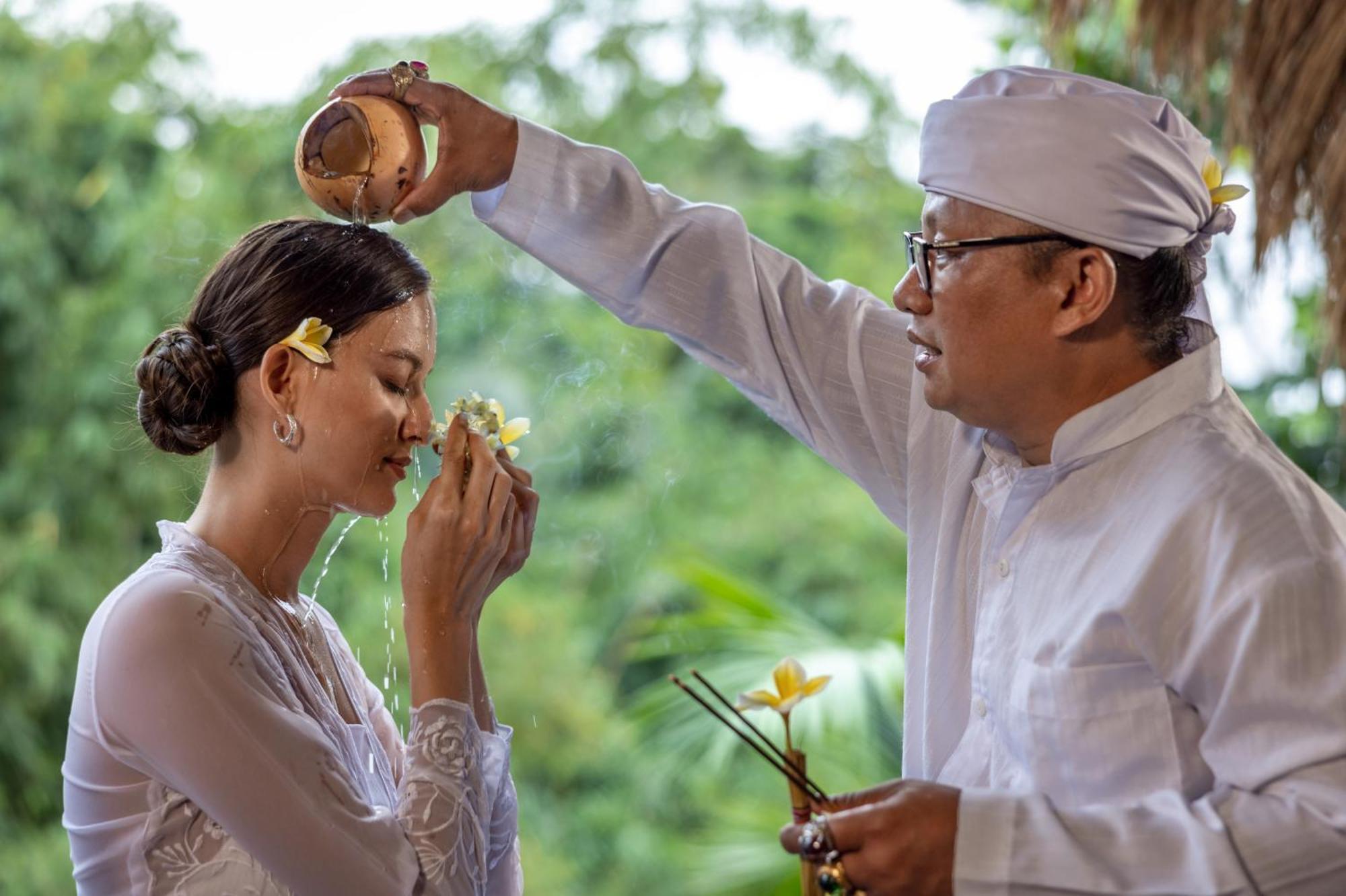 Pramana Watu Kurung Hotel Ubud Exterior foto A Balinese Hindu wedding ceremony
