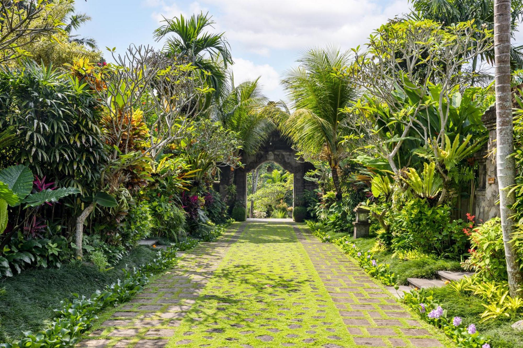 Pramana Watu Kurung Hotel Ubud Exterior foto Entrance to the botanical garden